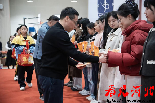 登高“阅”古今,双语“瞰”世界——雄东爱景小学双语阅读节圆满落幕(图9) 登高“阅”古今,双语“瞰”世界——雄东爱景小学双语阅读节圆满落幕(图9)