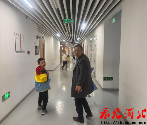 一位校长的弯腰,藏着师者最本真的模样(图1) 一位校长的弯腰,藏着师者最本真的模样(图1)